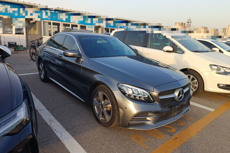奔驰C级 2020款 C 260 L 运动版车身外观3