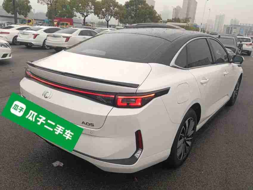 车辆右后45度外观展示