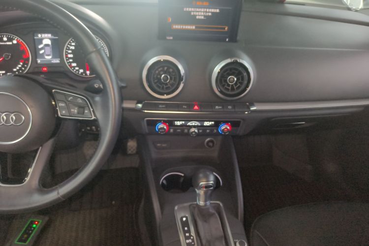 奥迪A3 2018款 30周年年型 Limousine 35 TFSI 风尚型中控内饰16