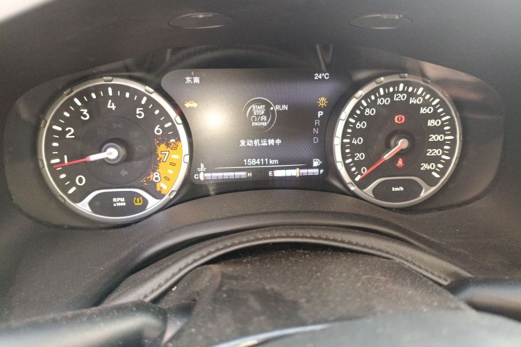 Jeep 自由侠 2016款 2.0L 自动四驱75周年致敬版中控内饰15