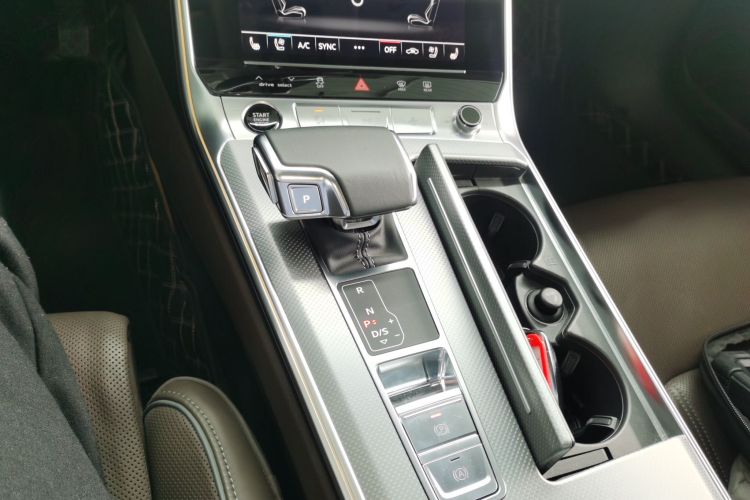 奥迪A7L 2022款 45 TFSI quattro S-line 见远型流晶套装局部细节18