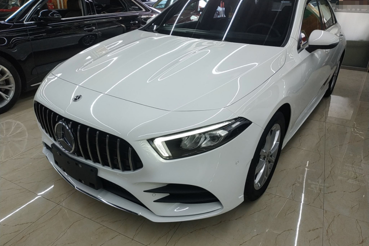 奔驰A级 2022款 改款 A 200 L 运动轿车时尚型车身外观1