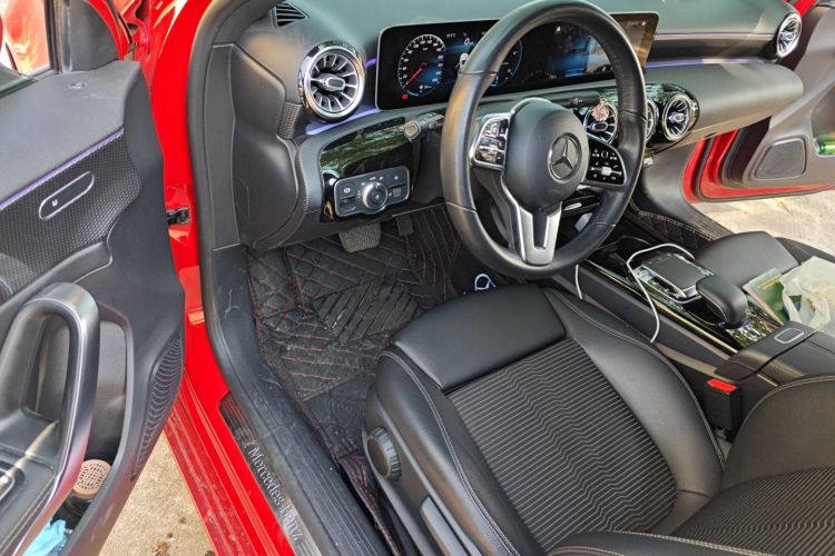 奔驰A级(进口) 2019款 A 200 动感型中控内饰7003