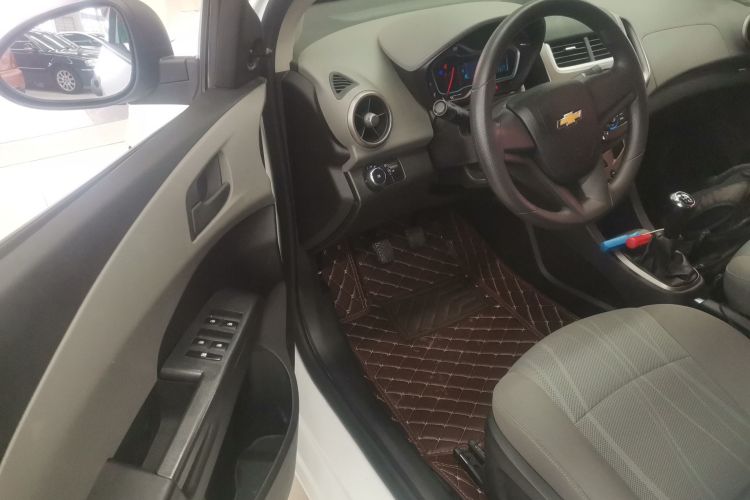 雪佛兰 爱唯欧 2014款 三厢 1.4SL MT 舒适版中控内饰20