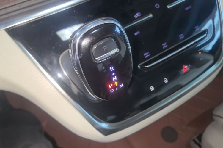 别克GL8 2021款 陆上公务舱 652T 豪华型中控内饰18