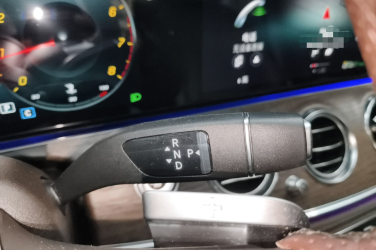 奔驰E级 2022款 改款 E 300 L 时尚型中控内饰18