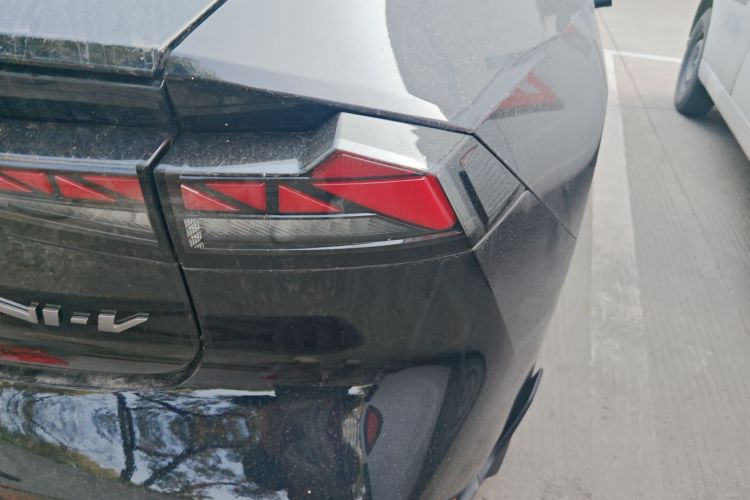 长安UNI-V 2025款 1.5T 500Bar尊贵运动型车身外观9