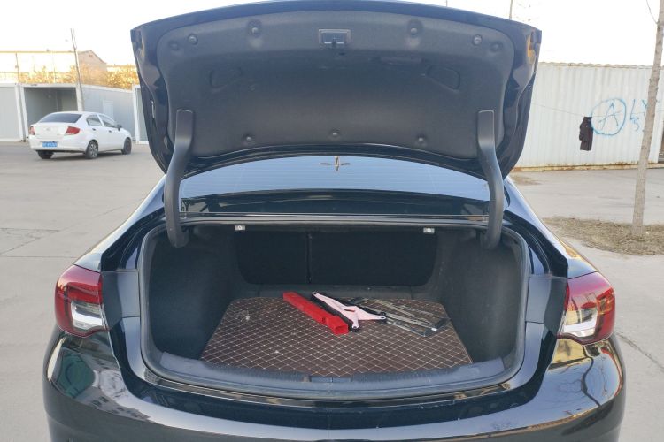 别克 君威 2024款 25T 超享版机舱底盘23