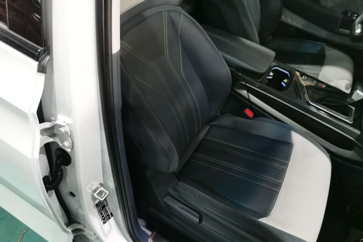 宝骏RM-5 2019款 1.5T CVT 24小时在线尊贵型 7座局部细节41