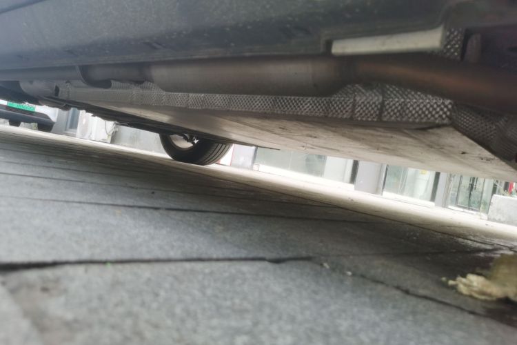 哪吒汽车 哪吒L 2024款 增程 310 闪充红衣版局部细节9001