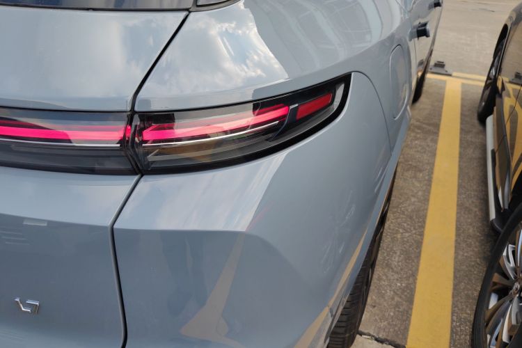 理想汽车 理想L7 2025款 Ultra 智能焕新版车身外观9