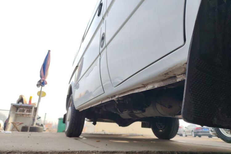 江铃 特顺 2019款 2.8T商运型短轴中顶6座国VI JX493局部细节9001