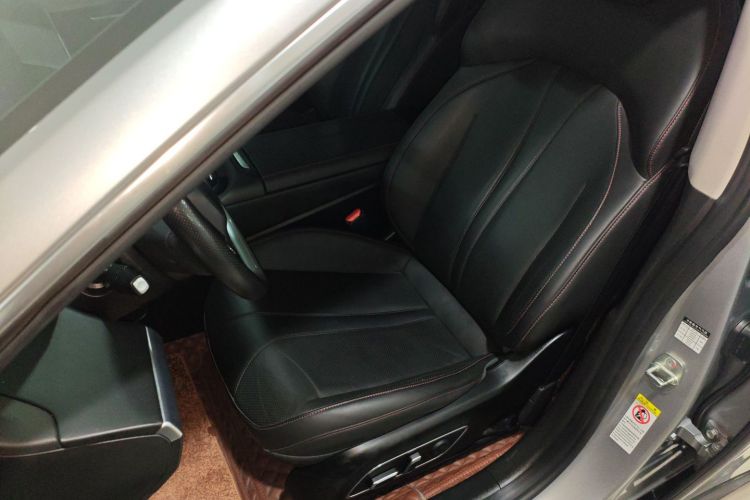 小鹏P7 2020款 586N中控内饰19