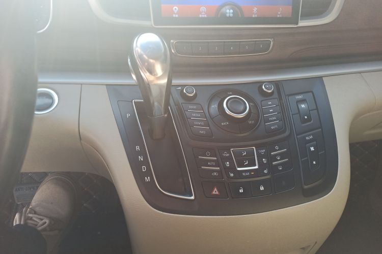 别克GL8 2014款 3.0L XT豪华商务旗舰版中控内饰18