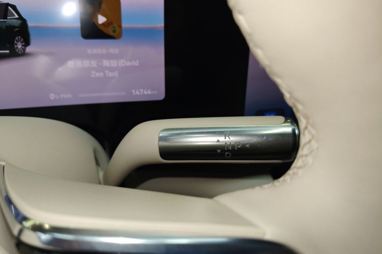 鸿蒙智行 问界M8 2025款 增程 Max+版 53.4kWh 5座版中控内饰18