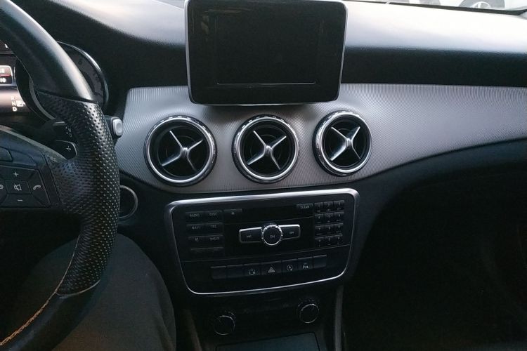 奔驰GLA 2015款 GLA 200 动感型中控内饰16