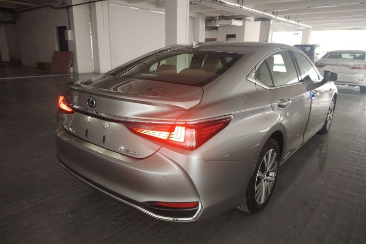 雷克萨斯ES 2018款 300h 卓越版 国VI车身外观7