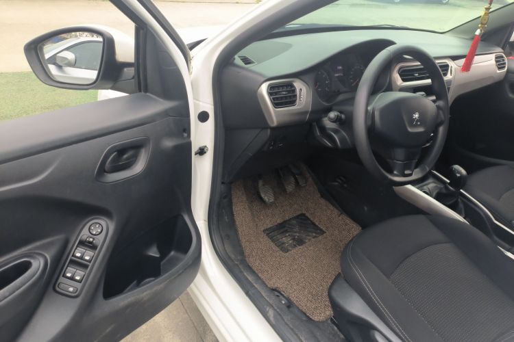 标致301 2018款 1.6L 手动舒适版中控内饰20