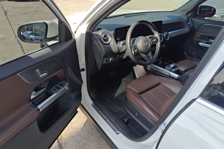 奔驰GLB 2022款 改款 GLB 200 时尚型中控内饰20