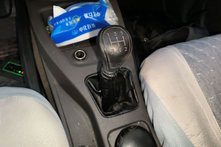 五菱汽车 五菱宏光 2015款 1.2L S 基本型国V中控内饰18