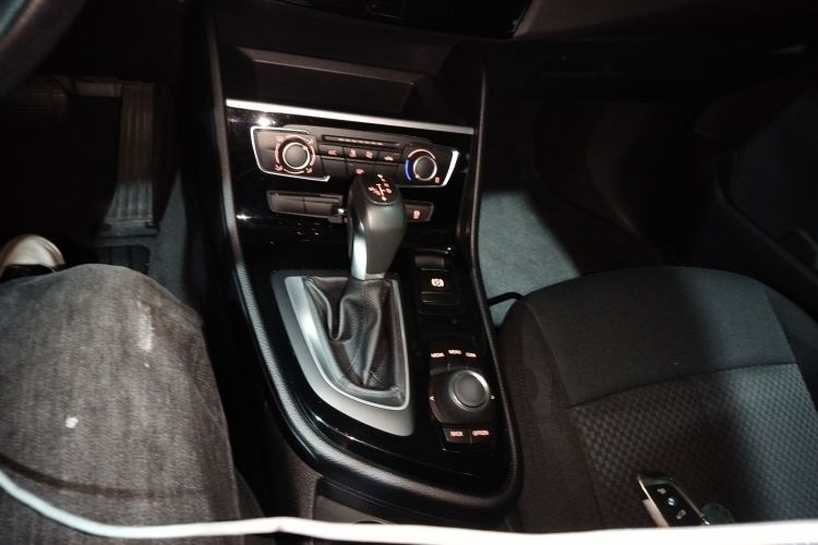 宝马2系旅行车 2018款 218i 时尚型中控内饰18