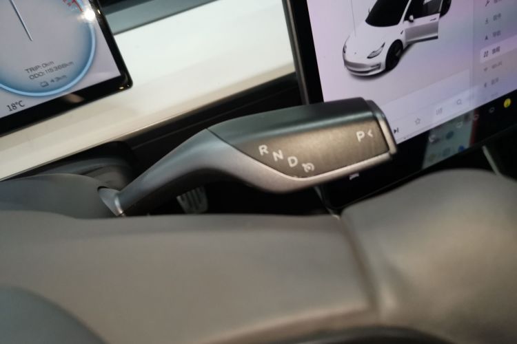 特斯拉 Model 3 2019款 标准续航后驱升级版中控内饰18