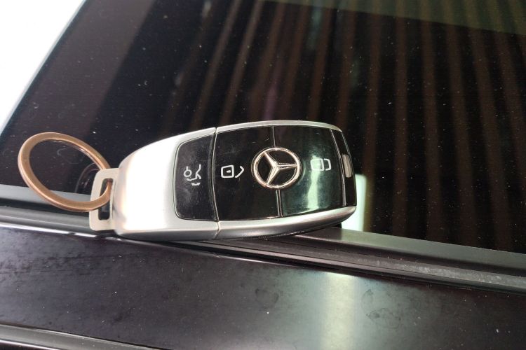 奔驰E级新能源 2022款 改款 E 350 e L 插电式混合动力运动轿车中控内饰7001