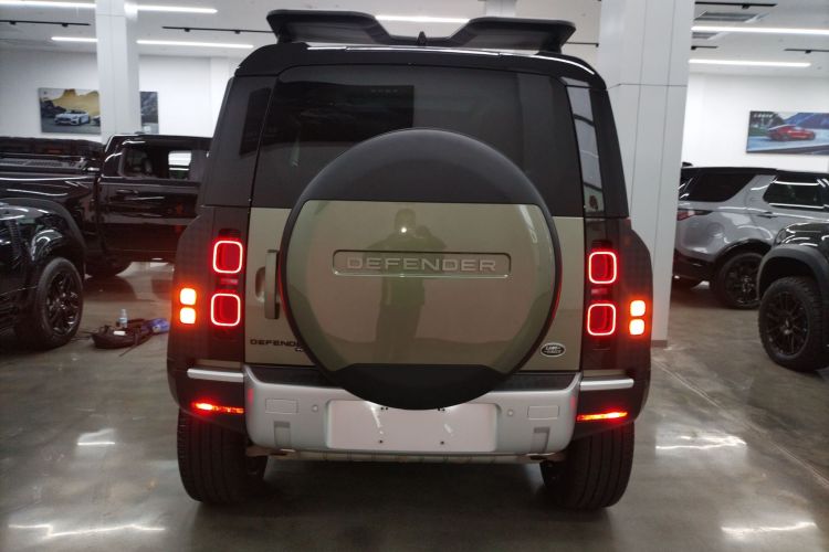 路虎卫士 2023款 90 3.0T P400 暗黑特别版车身外观6