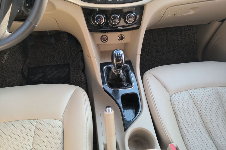 宝骏730 2016款 1.5L 手动舒适型 7座 国V中控内饰18