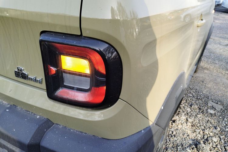 吉利银河 2025款 210km 熊猫骑士车身外观9