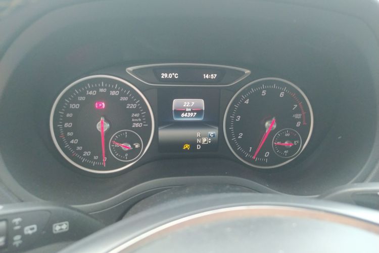 奔驰B级 2017款 B 200 动感型中控内饰14