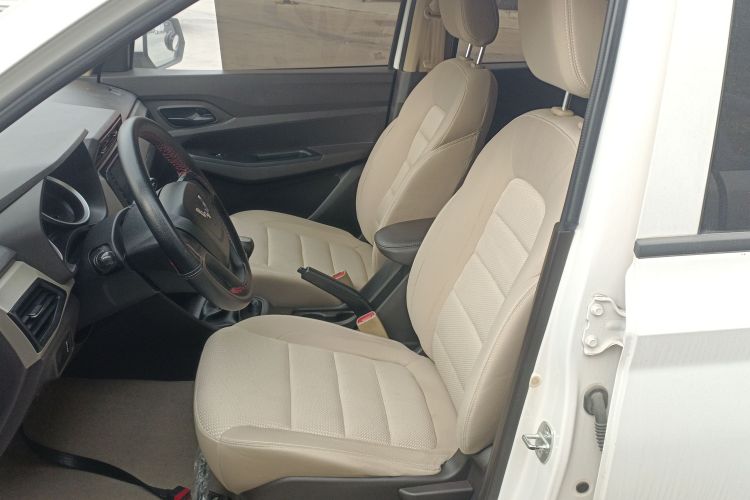 五菱汽车 五菱宏光 2019款 1.5L S标准型国VI LAR中控内饰19