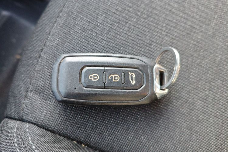 江铃福顺 2023款 2.0T 自动短轴中顶商运型多功能乘用车6座中控内饰11