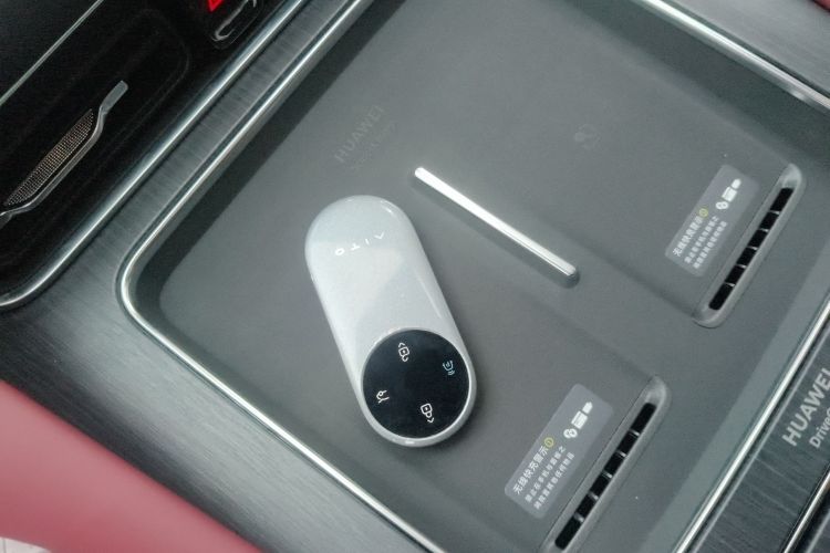 鸿蒙智行 问界M8 2025款 增程 Max+版 53.4kWh 5座版中控内饰7001