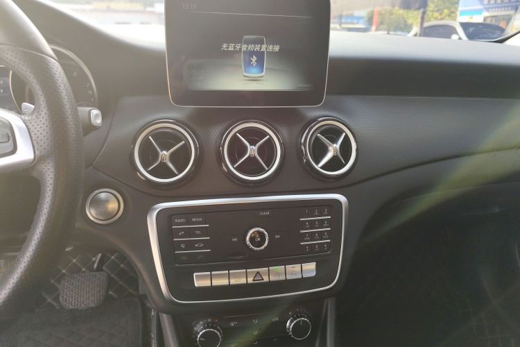 奔驰GLA 2019款 GLA 200 动感型中控内饰16