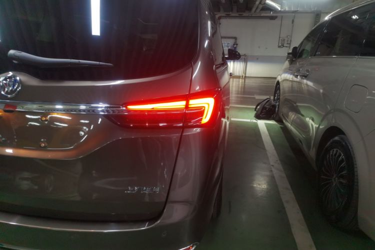 别克GL8 2021款 陆上公务舱 652T 豪华型车身外观9