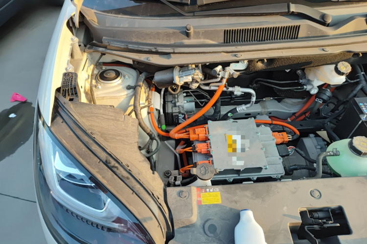 五菱汽车 五菱缤果 2023款 333km 灵犀互联+款机舱底盘25