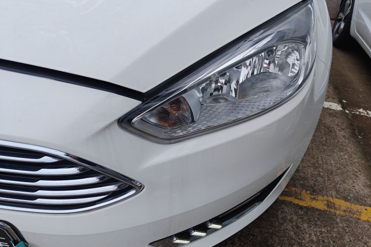 福特 福克斯 2018款 三厢经典 1.6L 自动舒适型智行版车身外观36