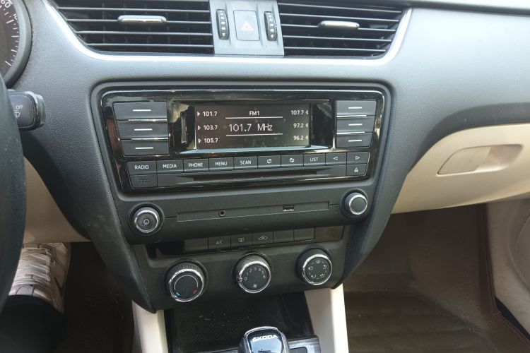 斯柯达 明锐 2015款 1.6L 自动逸俊版中控内饰16