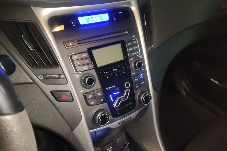 现代 索纳塔 2011款 2.0L 自动领先版中控内饰16