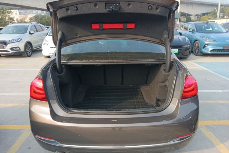 宝马3系 2017款 320Li 时尚型机舱底盘23