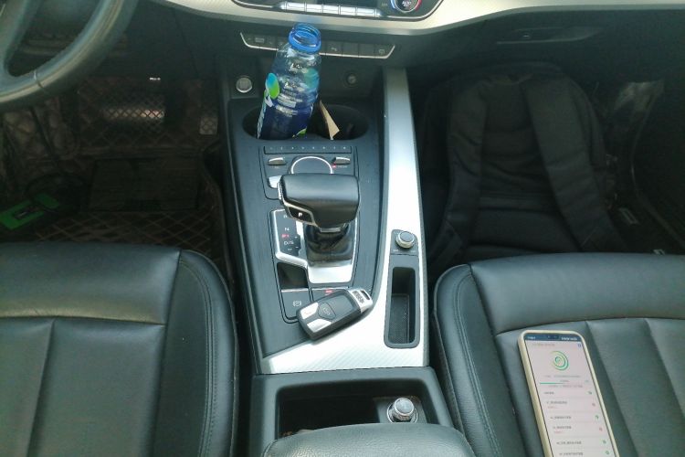 奥迪A4L 2017款 40 TFSI 时尚型中控内饰18