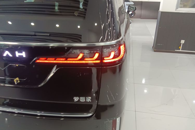 岚图汽车 岚图梦想家 2025款 PHEV 四驱尊贵鲲鹏版车身外观9