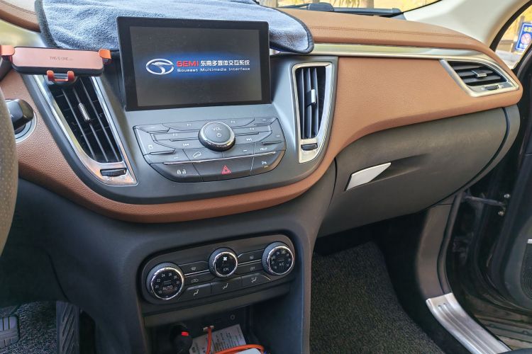 东南DX7 2015款 1.5T 自动精英型中控内饰16