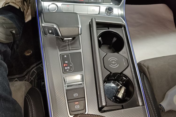 奥迪A6L新能源 2020款 55 TFSI e quattro中控内饰18