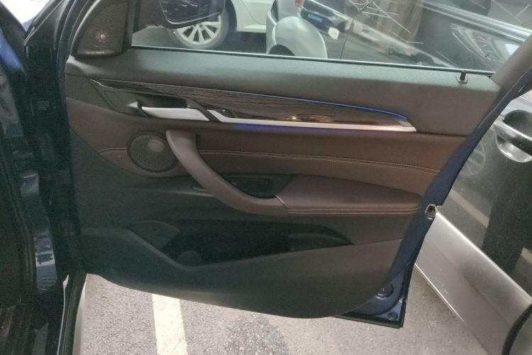 宝马X1 2022款 改款 xDrive25Li 尊享型中控内饰7004