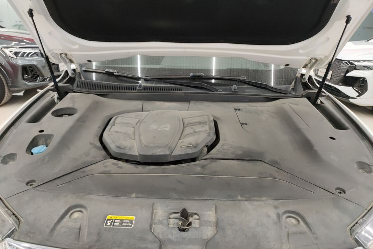 红旗HS5 2022款 2.0T 智联旗享版机舱底盘24