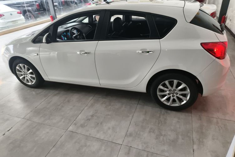 别克 英朗 2014款 XT 1.6L 自动时尚版车身外观4