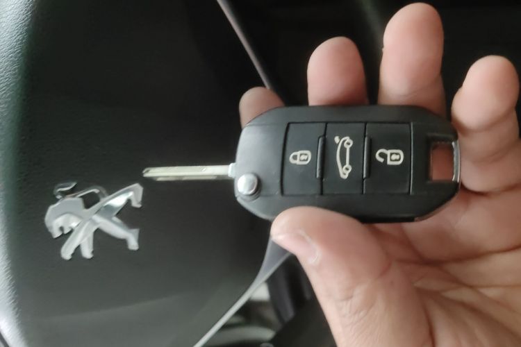 标致3008 2015款 2.0L 自动经典版中控内饰11