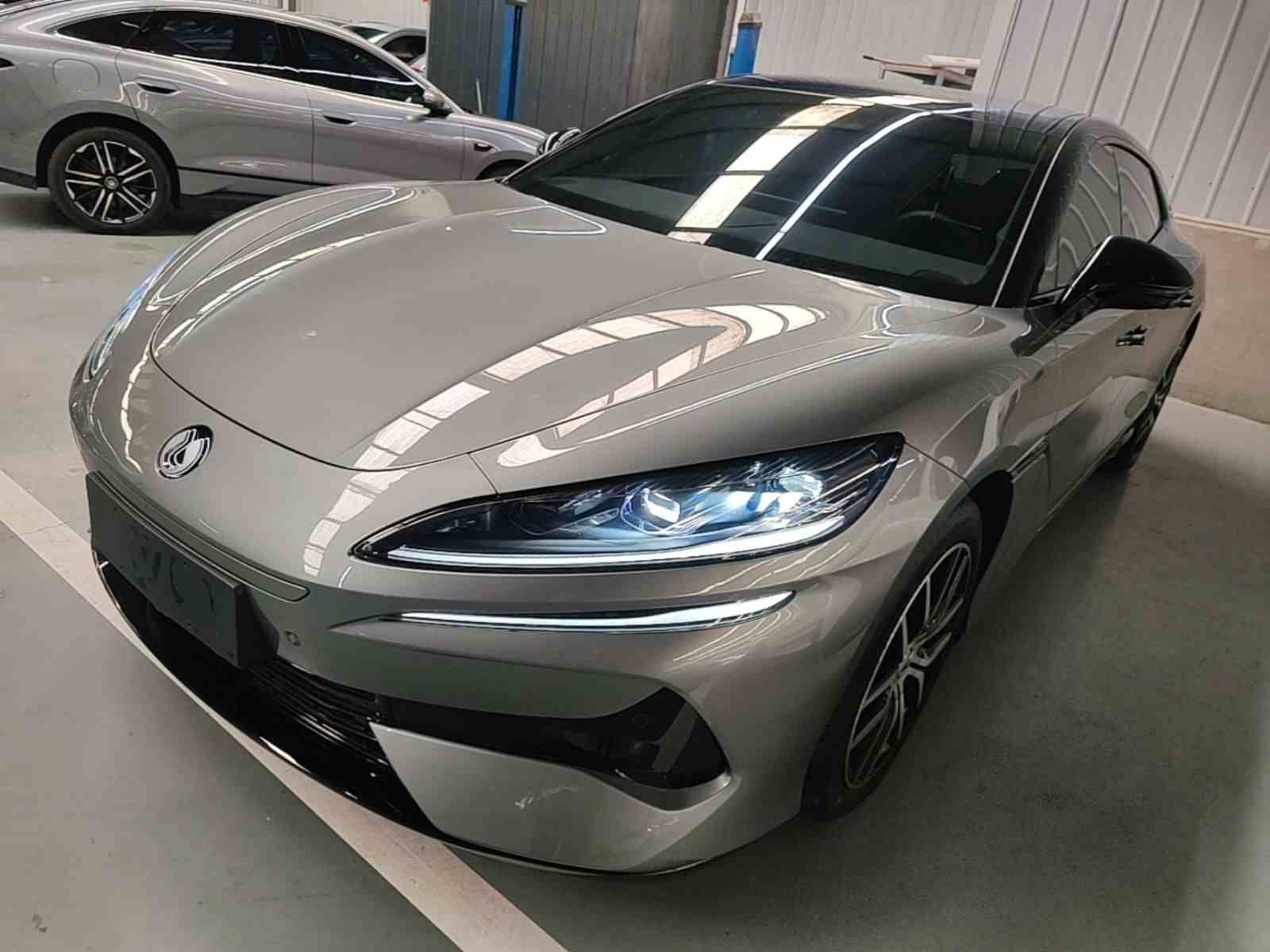 腾势Z9GT 2024款 1100四驱Pro版(2)